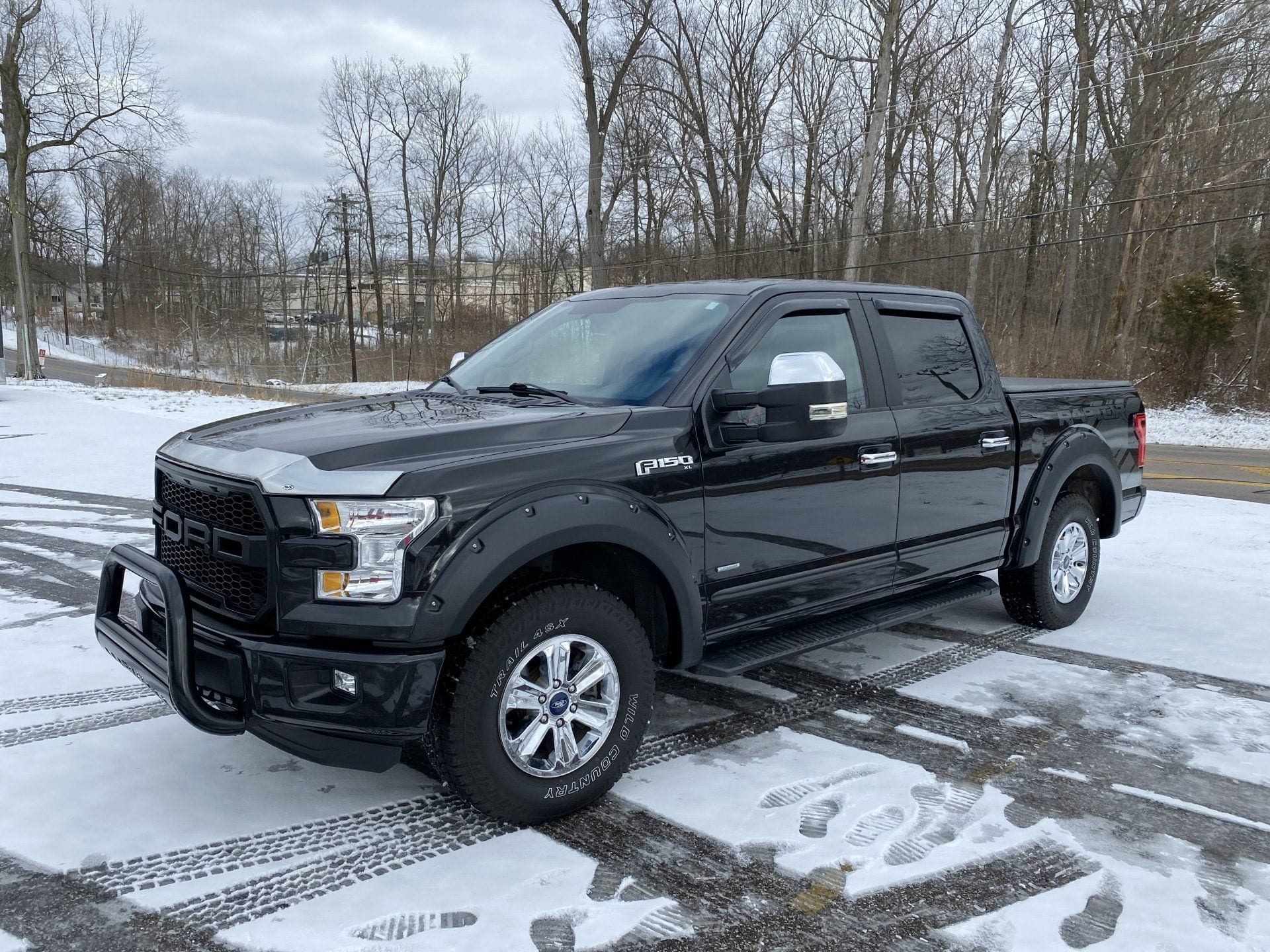 Lifted truck fitted with DS Pro accessories